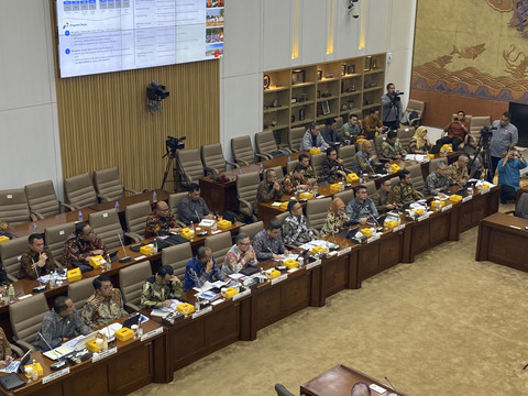 Direktur Utama PT Pertamina (Persero), Simon Aloysius Mantiri saat Rapat Dengar Pendapat dengan Komisi VI DPR, di Kompleks Parlemen, Senayan, Jakarta, Kamis (11/9/2025). Foto: Muhammad Fhandra Hardiyon/kumparan