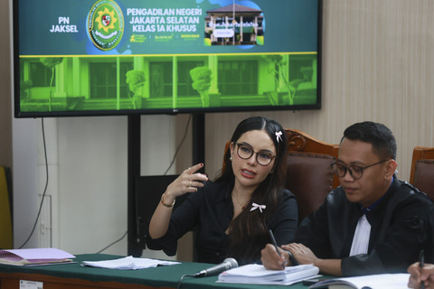 Terdakwa Nikita Mirzani saat menjalani sidang di Pengadilan Negeri Jakarta Selatan, Jakarta, Kamis, (11/9/2025). Foto: Agus Apriyanto