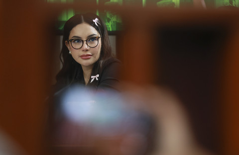 Terdakwa Nikita Mirzani saat menjalani sidang di Pengadilan Negeri Jakarta Selatan, Jakarta, Kamis, (11/9/2025). Foto: Agus Apriyanto