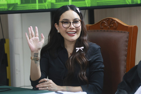 Terdakwa Nikita Mirzani saat menjalani sidang di Pengadilan Negeri Jakarta Selatan, Jakarta, Kamis, (11/9/2025). Foto: Agus Apriyanto