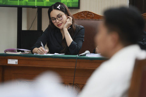 Terdakwa Nikita Mirzani saat menjalani sidang di Pengadilan Negeri Jakarta Selatan, Jakarta, Kamis, (11/9/2025). Foto: Agus Apriyanto