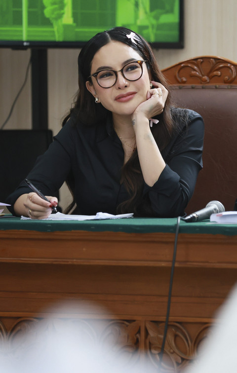 Terdakwa Nikita Mirzani saat menjalani sidang di Pengadilan Negeri Jakarta Selatan, Jakarta, Kamis, (11/9/2025). Foto: Agus Apriyanto