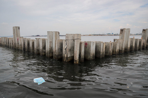 Wujud pagar tembok beton di pesisir laut Cilincing, Jakarta Utara, Kamis (11/9/2025). Foto: Iqbal Firdaus/kumparan