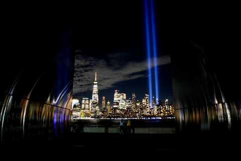 Instalasi Tribute in Light menyala selama proses pengujian sebelum peringatan 24 tahun serangan 11 September 2001 di World Trade Center, sebagaimana terlihat dari Liberty State Park, di Jersey City, AS, Selasa (9/9/2025). Foto: Eduardo Munoz/REUTERS