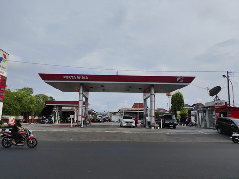 Deretan mesin ATM di SPBU Bugisan, Kota Yogyakarta yang diduga merupakan TKP pelaku ganjal ATM tertangkap pada Kamis (11/9/2025). Foto: Arfiansyah Panji Purnandaru/kumparan