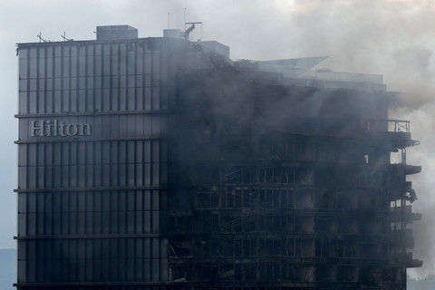 Asap mengepul dari Hotel Hilton Kathmandu yang terbakar menyusul protes berujung ricuh di Kathmandu, Nepal, Rabu (10/9/2025), Foto: Shutterstock