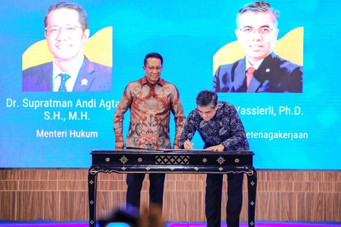 Kemnaker dan Kemenkum menandatangani kerja sama tentang Sinergi Dukungan Tugas dan Fungsi di Bidang Hukum dan Ketenagakerjaan di Jakarta, Kamis (11/9/2025). Foto: Kemnaker RI