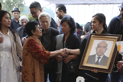 Istri almarhum Zetro Leonardo Purba Priskila Serapinta (kanan) mendapat ucapan duka cita dari kerabat saat acara prosesi pemakaman suaminya di TPU Sari Mulya, Setu, Tangerang Selatan, Banten, Kamis (11/9/2025).