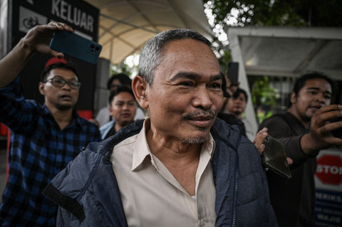Tersangka kasus dugaan korupsi yang juga anggota DPR Fraksi Partai NasDem Satori menghindari wartawan usai menjalani pemeriksaan di Gedung Merah Putih KPK, Jakarta, Kamis (11/9/2025). Foto: Fauzan/ANTARA FOTO