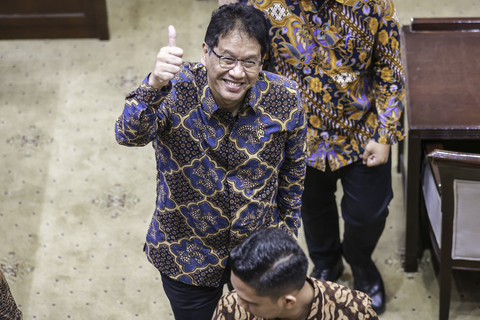Menteri Keuangan Purbaya Yudhi Sadewa mengacungkan jempol usai mengikuti rapat kerja dengan Komisi XI DPR di Kompleks Parlemen, Senayan, Jakarta, Kamis (11/9/2025). Foto: Dhemas Reviyanto/ANTARA FOTO