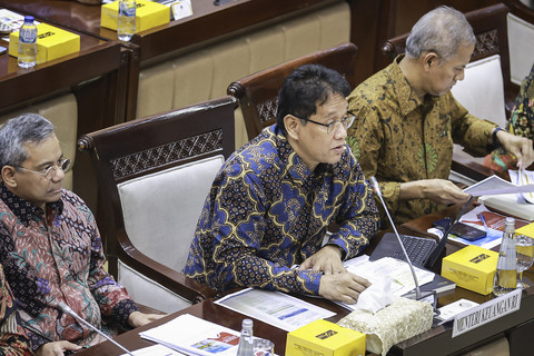 Menteri Keuangan Purbaya Yudhi Sadewa (tengah) didampingi Wakil Menteri Keuangan Suahasil Nazara (kiri) dan Anggito Abimanyu (kanan) saat mengikuti rapat kerja dengan Komisi XI DPR di Kompleks Parlemen, Senayan, Jakarta, Kamis (11/9/2025). Foto: Dhemas Reviyanto/ANTARA FOTO