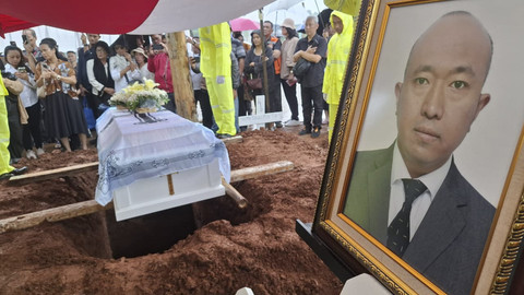 Petugas mengusung peti jenazah almarhum Zetro Leonardo Purba saat akan dimakamkan di TPU Sari Mulya, Setu, Tangerang Selatan, Banten, Kamis (11/9/2025). Foto: Istimewa