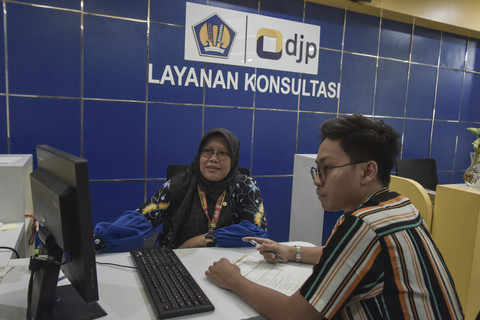 Petugas melayani wajib pajak di Kantor Pelayanan Pajak (KPP) Pratama Jakarta Tanah Abang Dua di Jakarta Pusat, Kamis (11/9/2025). Foto: Fakhri Hermansyah/ANTARA FOTO