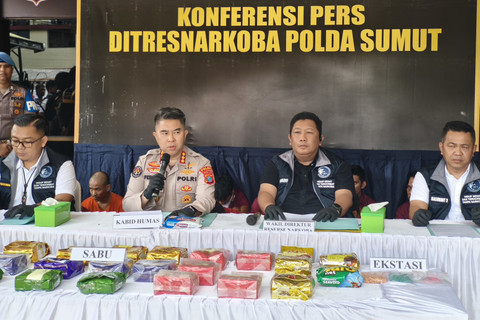 Wadir Resnarkoba AKBP Diari Astetika bersama Kabid Humas Polda Sumut Kombes Pol Ferry Walintukan saat konferensi pers pengungkapan kasus Narkotika di Polda Sumut, Medan, Kamis (11/9/2025). Foto: Polda Sumut