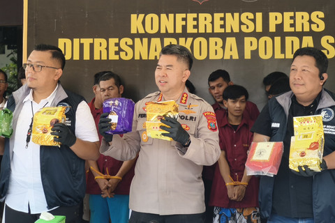 Wadir Resnarkoba AKBP Diari Astetika bersama Kabid Humas Polda Sumut Kombes Pol Ferry Walintukan saat konferensi pers pengungkapan kasus Narkotika di Polda Sumut, Medan, Kamis (11/9/2025). Foto: Polda Sumut