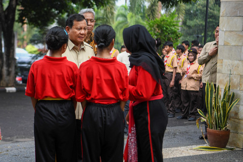 Presiden Prabowo Subianto didampingi Wamensos Agus Jabo Priono (tengah) berbincang dengan siswa sekolah rakyat saat meninjau kegiatan belajar mengajar dan fasilitas di Sekolah Rakyat Menengah Atas 10 Margaguna, Jakarta Selatan, Kamis (11/9/2025). Foto: Galih Pradipta/ANTARA FOTO