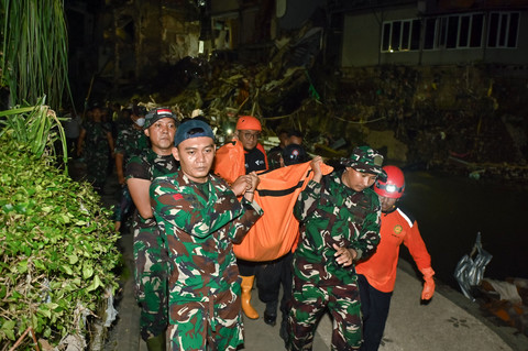 Petugas mengangkat kantong jenazah korban yang ditemukan di sekitar bangunan ruko yang hancur akibat diterjang banjir di kawasan Jalan Sulawesi, Denpasar, Bali, Kamis (11/9/2025). Foto: Fikri Yusuf/ANTARA FOTO