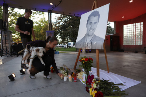 Warga menyalakan lilin selama acara peringatan di Orem City Center Park, setelah aktivis dan komentator sayap kanan AS, Charlie Kirk ditembak mati dalam sebuah acara di Utah Valley University, di Orem, Utah, AS, 11 September 2025.  Foto: REUTERS/Jim Urquhart