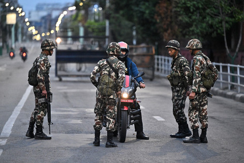 Personel militer Nepal berbicara kepada seorang pengendara selama jam malam yang diberlakukan untuk memulihkan hukum dan ketertiban di Kathmandu pada 12 September 2025. Foto: Pedro PARDO / AFP