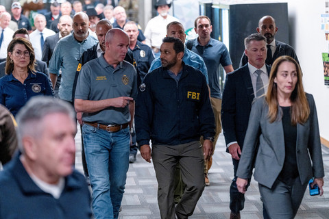 Direktur FBI Kash Patel berjalan bersama Gubernur Utah Spencer Cox setelah konferensi pers, saat mereka mengunjungi lokasi kejadian di Utah Valley University, setelah aktivis dan komentator sayap kanan AS, Charlie Kirk ditembak hingga tewas. Foto: REUTERS/Cheney Orr