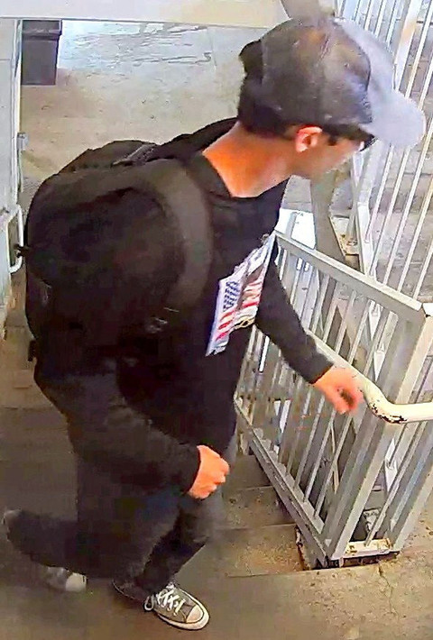 Seseorang yang dicurigai terlibat dalam penembakan fatal aktivis sayap kanan dan komentator AS Charlie Kirk dalam sebuah acara di Utah Valley University, di Orem, Utah, AS, terlihat dalam rekaman keamanan pada 11 September 2025. Foto: Handout via Reuters