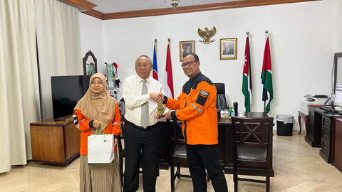 Rombongan Dompet Dhuafa berdialog dengan Dubes RI untuk Yordania Ade Padmo Sarwono terkait pengungsi Palestina. Foto: Rizki Baiquni Pratama/kumparan