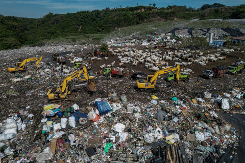 Foto udara alat berat meratakan sampah di Tempat Pembuangan Akhir (TPA) Jatibarang, Semarang, Jawa Tengah, Jumat (12/9/2025). Foto: Aprillio Akbar/ANTARA FOTO