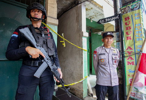 Polisi berjaga di dekat lokasi terjadinya ledakan misterius di Pondok Cabe Ilir, Pamulang, Tangerang Selatan, Banten, Jumat (12/9/2025). Foto: Muhammad Iqbal/ANTARA FOTO