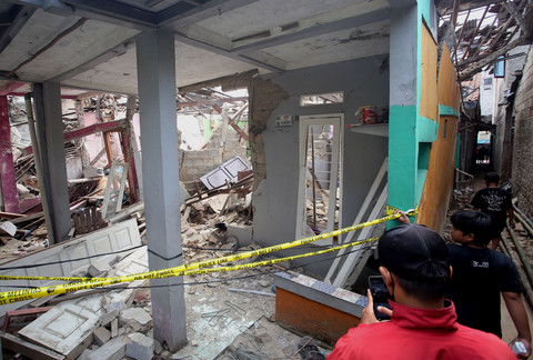 Warga mengamati rumah yang rusak terdampak ledakan misterius di Pondok Cabe Ilir, Pamulang, Tangerang Selatan, Banten, Jumat (12/9/2025).  Foto: Muhammad Iqbal/ANTARA FOTO