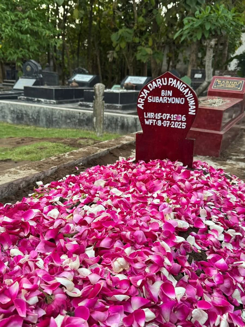 Makam Arya Daru Pangayunan pada 15 Juli 2025, setelah diperbaiki. Foto: Dok. Kuasa Hukum Keluarga Arya Daru