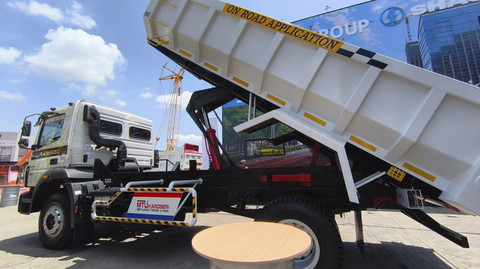 Lini truk Mercedes-Benz yang dibawa PT Daimler Commercial Vehicle Indonesia (DCVI) di pameran Indonesia Energy & Engineering (IEE) 2025, Kemayoran Jakarta. Foto: Sena Pratama/kumparan