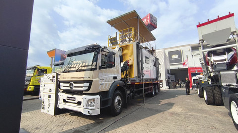 Lini truk Mercedes-Benz yang dibawa PT Daimler Commercial Vehicle Indonesia (DCVI) di pameran Indonesia Energy & Engineering (IEE) 2025, Kemayoran Jakarta. Foto: Sena Pratama/kumparan
