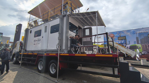 Lini truk Mercedes-Benz yang dibawa PT Daimler Commercial Vehicle Indonesia (DCVI) di pameran Indonesia Energy & Engineering (IEE) 2025, Kemayoran Jakarta. Foto: Sena Pratama/kumparan
