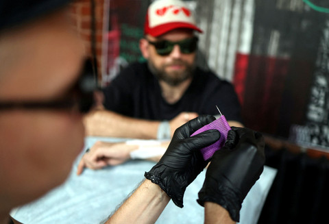 Igor Mikhaylov, seniman tato tunanetra berusia 38 tahun, sedang mempersiapkan jarum untuk bekerja di sebuah studio tato di Moskow, Rusia di sebuah studio tato di Moskow, Rusia, Minggu (31/8/2025). Foto: Evgenia Novozhenina/REUTERS