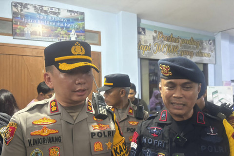 Komandan Detasemen Gegana Satbrimob Polda Metro Jaya, Kompol Nofriansyah bersama Kapolres Tangerang Selatan AKBP Victor Inkiriwang. Foto: Dok. kumparan