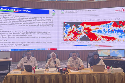 Kepala BMKG, Dwikorita Karnawati (kedua kiri), dalam konferensi pers terkait prakiraan musim hujan 2025-2026 dan perkembanhan kondisi cuaca nasional, di Kantor BMKG, Jakarta Pusat, Jumat (12/9/2025). Foto: Fadhil Pramudya/kumparan