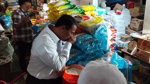 Menteri Pertanian (Mentan), Amran Sulaiman, mencium bau beras saat berkunjung di Pasar Bersehati Manado, Jumat 12 September 2025.