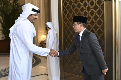 Menlu Sugiono berjabat tangan dengan Emir Qatar, Syekh Tamim bin Hamad Al-Thani pada Jumat (12/9/2025). Foto: Cahyo - Biro Pers Sekretariat Presiden