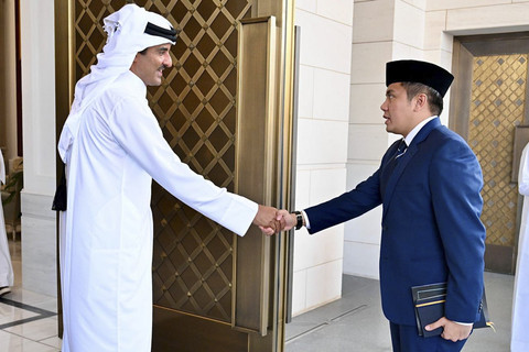 Sekertaris Kabinet Teddy Indra Wijaya berjabat tangan dengan Emir Qatar, Syekh Tamim bin Hamad Al-Thani pada Jumat (12/9/2025). Foto: Cahyo - Biro Pers Sekretariat Presiden