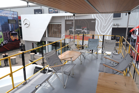 Kontainer portabel buatan Karoseri Delima Mandiri di atas truk Mercedes-Benz Axor 2528. Foto: dok. DCVI