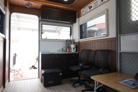 Kontainer portabel buatan Karoseri Delima Mandiri di atas truk Mercedes-Benz Axor 2528. Foto: dok. DCVI