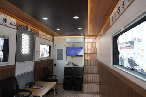 Kontainer portabel buatan Karoseri Delima Mandiri di atas truk Mercedes-Benz Axor 2528. Foto: dok. DCVI