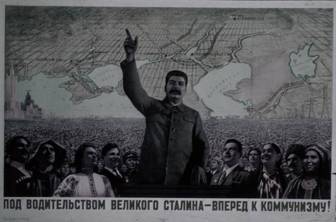 Joseph Stalin dari Uni Soviet dan lambang solidaritas sosialisme (Sumber: gettyimages)