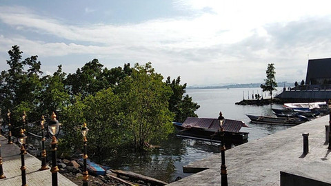 Kawasan Malalayang Beach Walk II di Kota Manado, Sulawesi Utara.