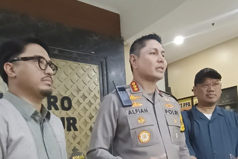 Kapolres Jakarta Timur Kombes Pol Alfian Nurrizal (tengah), bersama kuasa hukum Sherina, Adit (kiri) dan Uya Kuya, di Polres Jakarta Timur, Jumat (12/9/2025). Foto: Giovanni/kumparan