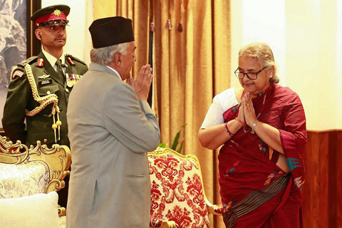 Presiden Nepal Ram Chandra Paudel (kiri) usai mengambil sumpah Perdana Menteri yang baru dilantik Sushila Karki dalam upacara pengambilan sumpah di Istana Presiden di Kathmandu, Kamis (12/9/2025). Foto: Sujan Gurung/AFP