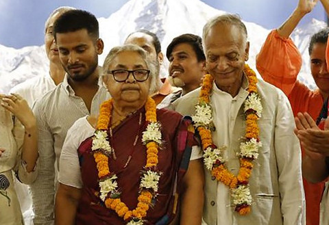 PM Nepal yang baru dilantik, Sushila Karki (dua kiri) usai upacara pengambilan sumpah di Istana Presiden di Kathmandu, Kamis (12/9/2025). Foto: Sujan Gurung/AFP