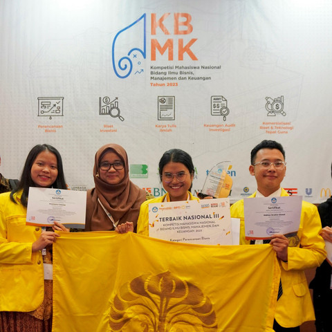 Alumni Fakultas Ekonomi dan Bisnis Universitas Indonesia, Navira Putri Apriliani (kedua dari kanan), bersama tim meraih juara 3 pada Kompetisi Mahasiswa Nasional Bidang Ilmu Bisnis, Manajemen, dan Keuangan (KBMK) 2023. Foto: Dok. Istimewa
