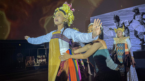 Pertunjukan Kinara-Kinari oleh Bumi Bajra di pembukaan Art & Bali 2025, Nuanu Creative City, Bali (12/9). Foto: kumparan/Gadi Makitan