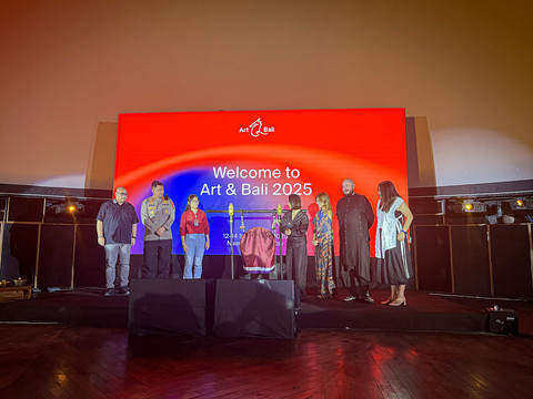 Pemukulan gong yang menandai dibukanya Art & Bali 2025 di The Labyrinth Dome, Nuanu Creative City, Balil (12/9). Foto: kumparan/Gadi Makitan